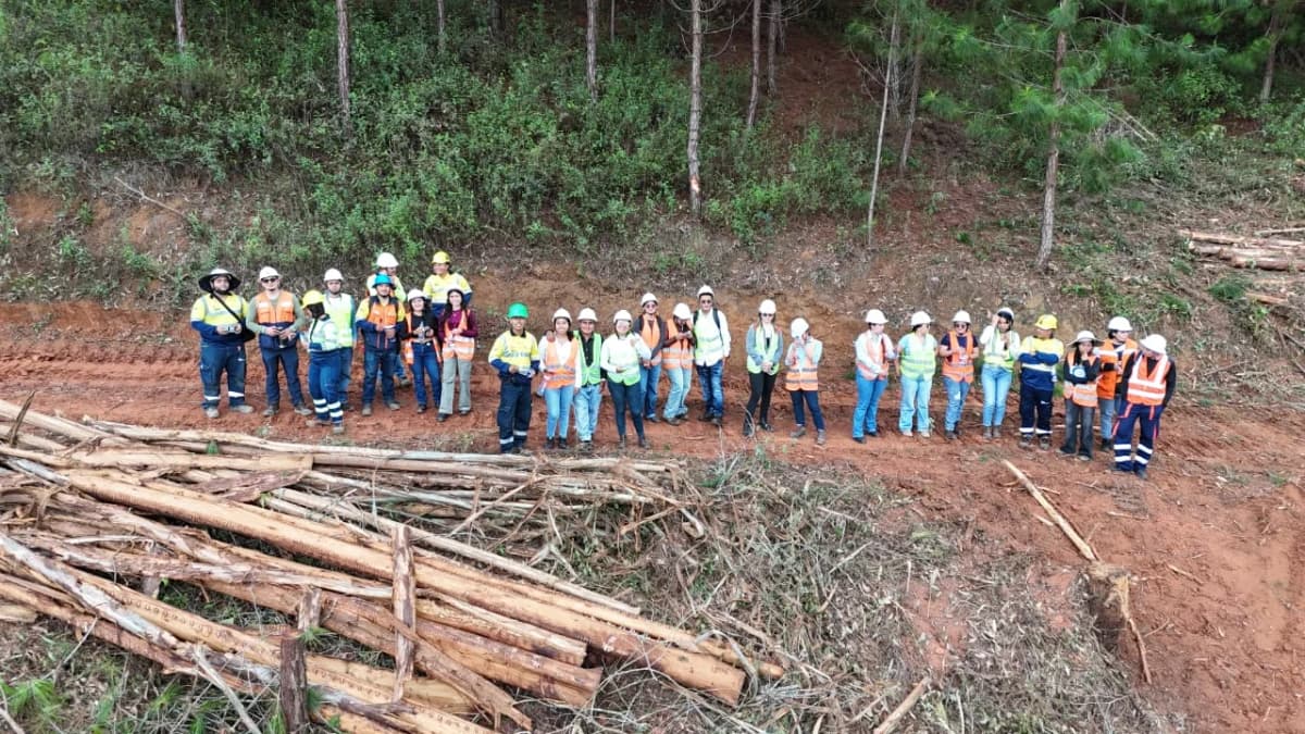 Equipo operativo de EFAGRAM S.A.S. en jornada forestal de campo